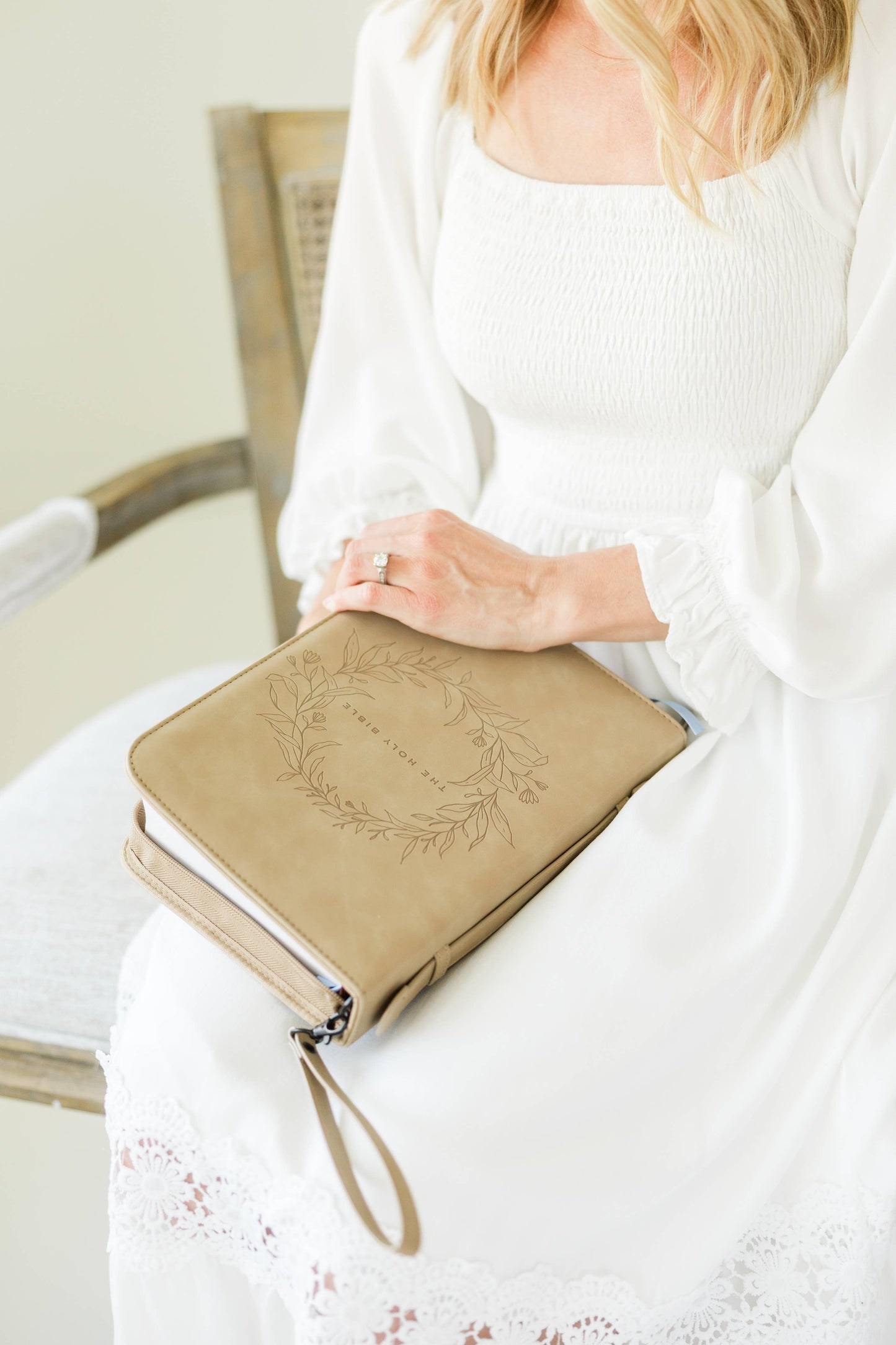 Wreath Bible Case