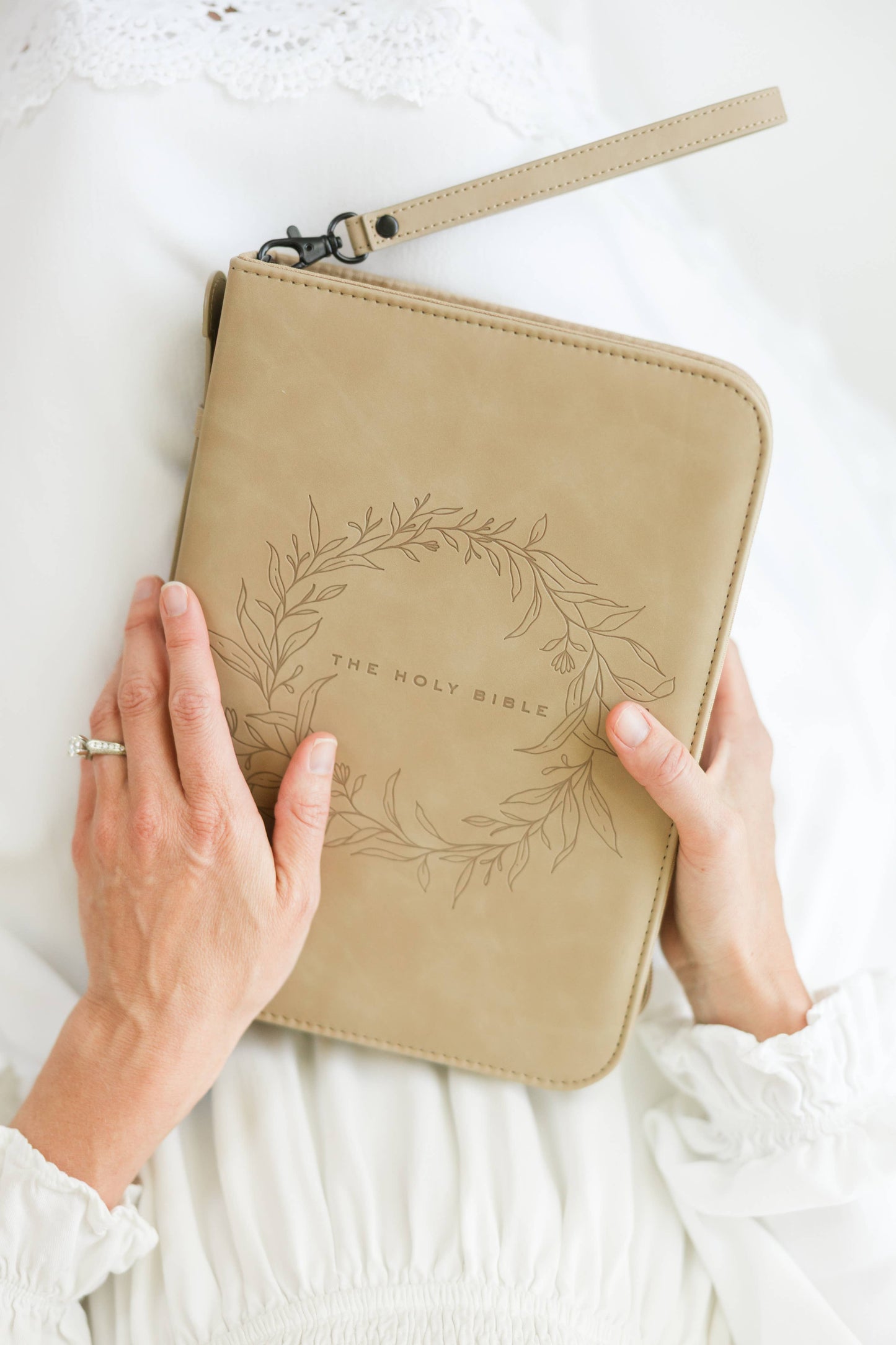 Wreath Bible Case