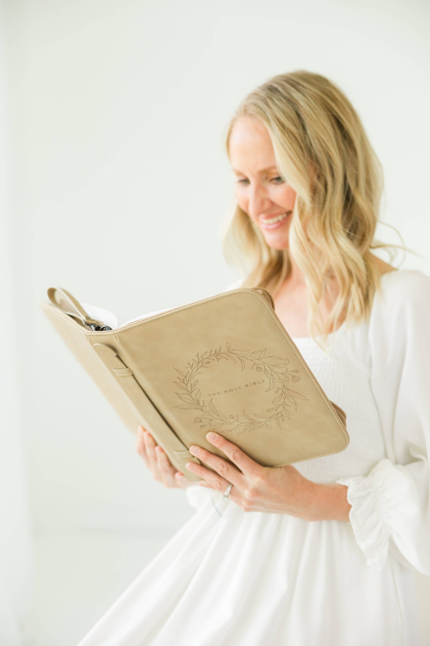 Wreath Bible Case
